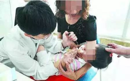 儿子突然不会走路, 寻医未果急坏了父母, 结果医生一句话让孩子健步如飞......