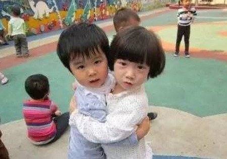儿子强吻幼儿园美女同学,我该不该给他一巴掌?!