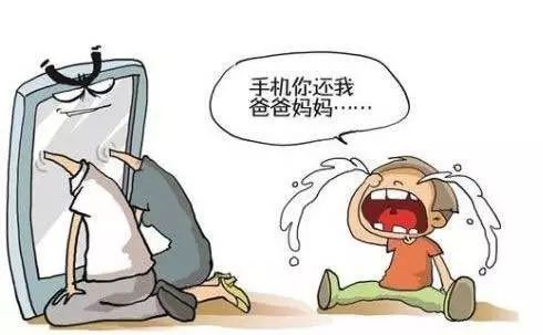 你低头“认真”看手机时,却不知孩子也在认真看你~