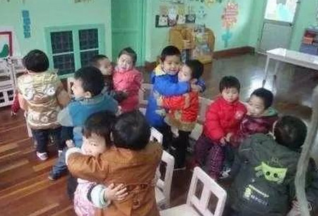 儿子强吻幼儿园美女同学,我该不该给他一巴掌?!