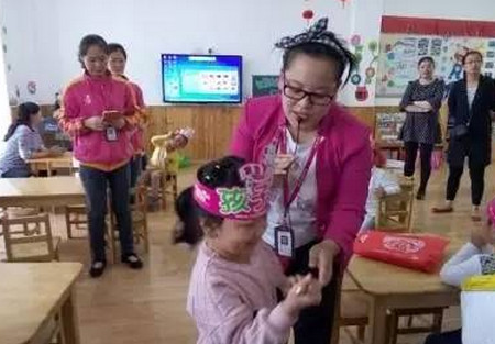 去孩子幼儿园,老师问“你是奶奶还是姥姥啊?”心碎一地......