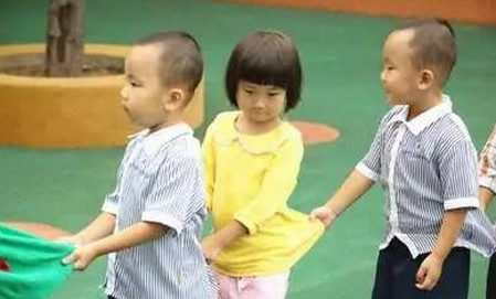 我会把我缺失的母爱都给我女儿，让她知道什么叫妈妈？