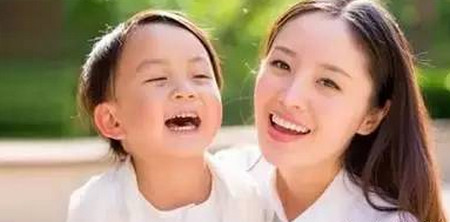 我会把我缺失的母爱都给我女儿，让她知道什么叫妈妈？