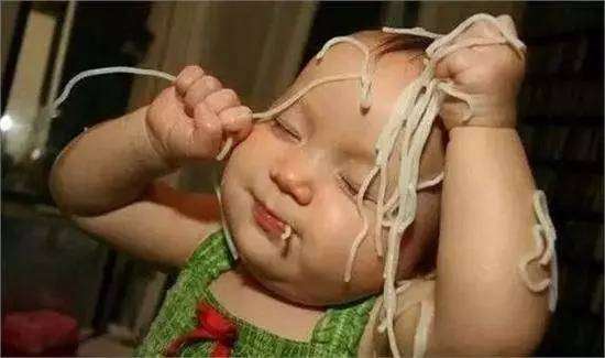 缺乏教养的熊孩子,真的是让人无语了!
