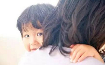 在妈妈眼里孩子是最棒的，在孩子眼里妈妈是最美的~
