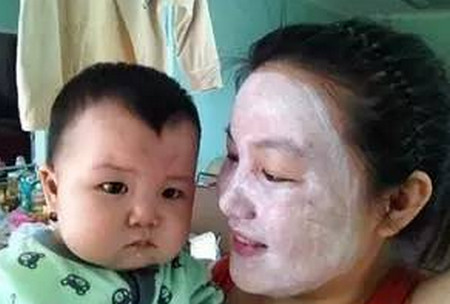有了宝宝后大家还保养吗？今天难得敷面膜，居然把宝宝吓坏了