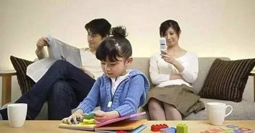 爸爸妈妈，可不可以放下手机陪陪我？