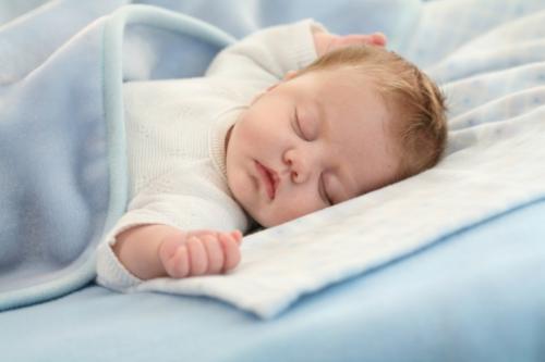 为什么新生儿不能睡枕头1