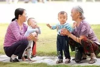 被爷爷奶奶带大，她说：我永远觉得自己是孤儿