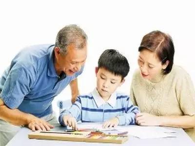 被爷爷奶奶带大，她说：我永远觉得自己是孤儿