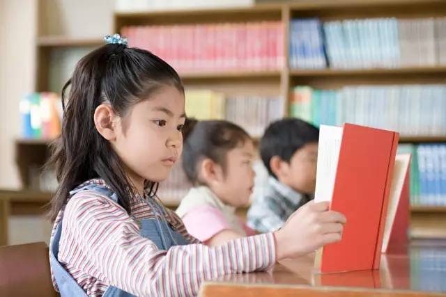 小学是孩子阅读黄金期！暑假该给孩子看什么样的书？这是最好的答案