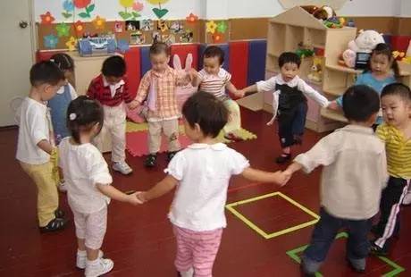 孩子幼儿园乖巧、在家却是小霸王？制定好家规是王道