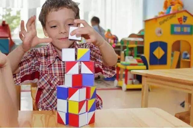 孩子幼儿园乖巧、在家却是小霸王？制定好家规是王道