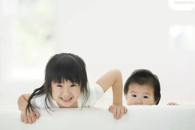 二胎家庭如何养好两个孩子？80%的父母都做错了