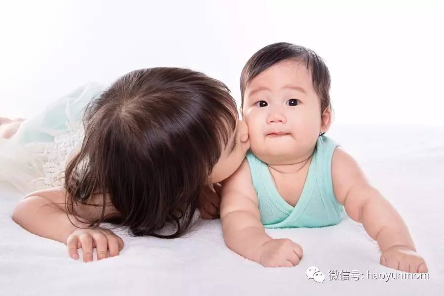 贝克汉姆亲小七引争议 宝宝被人亲好不好？