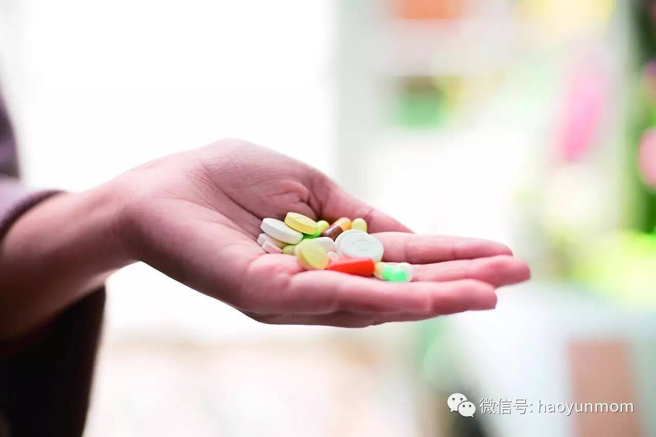贝克汉姆亲小七引争议 宝宝被人亲好不好？