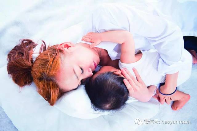 贝克汉姆亲小七引争议 宝宝被人亲好不好？