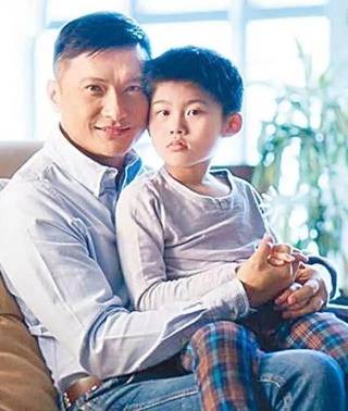 他退出娱乐圈，花3年时间教儿子上厕所，培养出一枚学霸！
