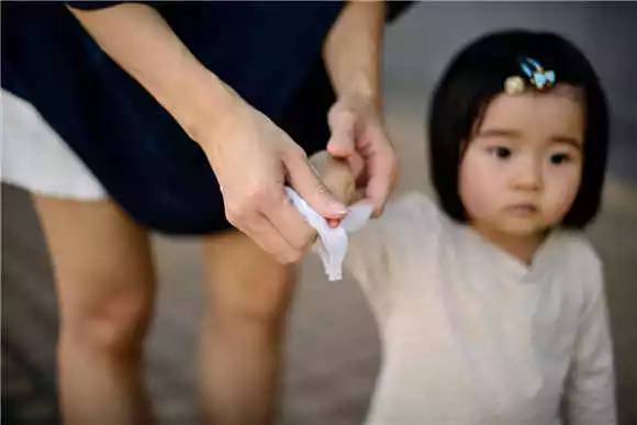 纵容老人这样带孩子，你就是失职的父母！赶紧对照下