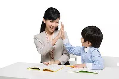 “表扬孩子”与“鼓励孩子”的差别令人震惊！