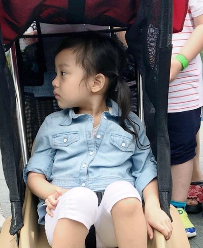 嗯哼大王机场坐婴儿车被吐槽，宝宝不下地就是爸妈溺爱？