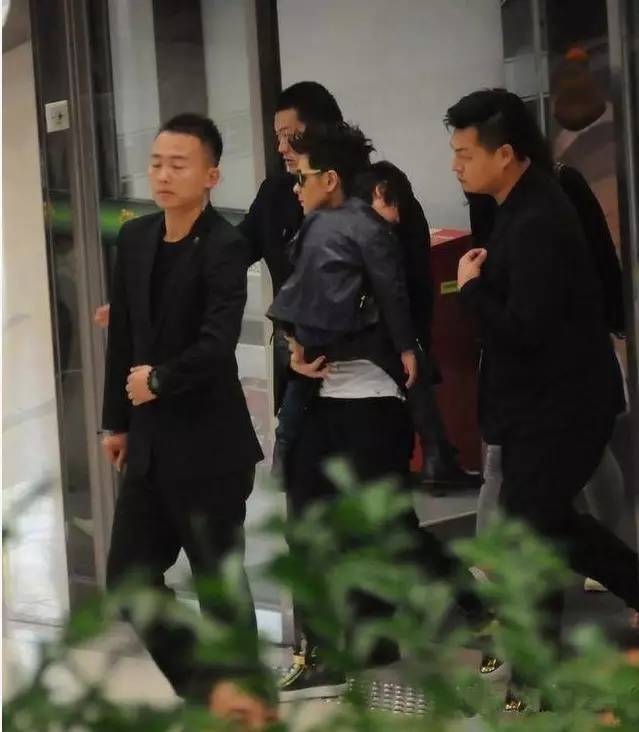 嗯哼大王机场坐婴儿车被吐槽，宝宝不下地就是爸妈溺爱？