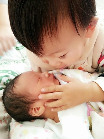 一个二胎妈妈的心声：亲爱的孩子，我永远多爱你一年半！