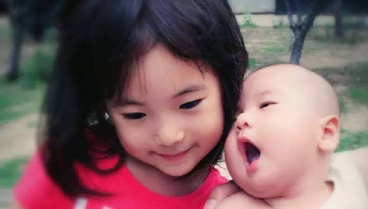 一个二胎妈妈的心声：亲爱的孩子，我永远多爱你一年半！