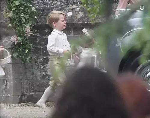 小王子乱踩姨妈婚纱，被凯特王妃当众训哭！这是“熊孩子父母”最该学的教养吧…