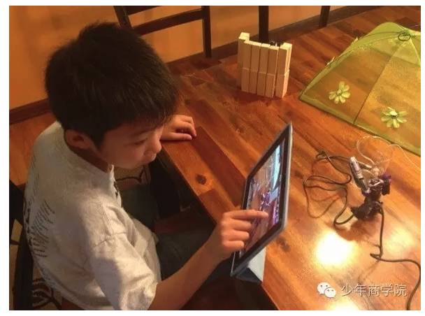 10岁男孩被禁止看电视而跳楼！高情商家长这样疏导孩子沉迷电子产品