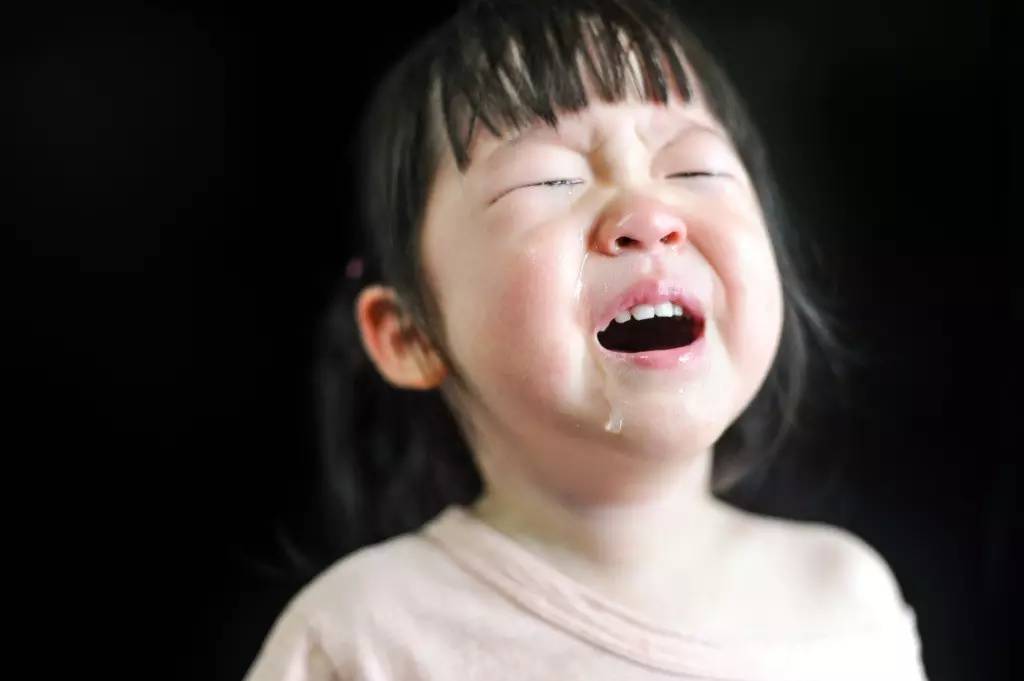 熊孩子把花季少女毁容！千万别把孩子养成这个熊样！