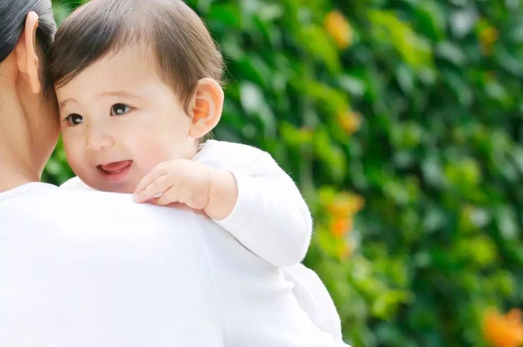 熊孩子把花季少女毁容！千万别把孩子养成这个熊样！