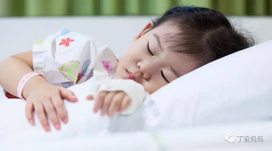 宝宝哭了不抱不哭才抱？这些带娃「经验」会害了孩子
