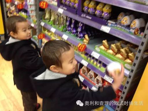 英国实拍：4岁双胞胎怎样花掉10英镑压岁钱？何止是财商教育...