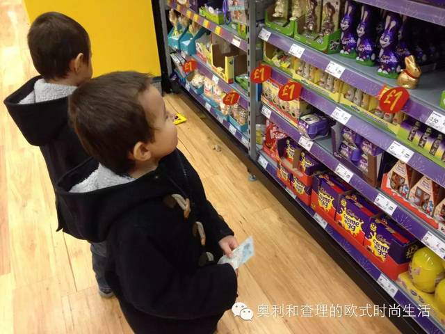 英国实拍：4岁双胞胎怎样花掉10英镑压岁钱？何止是财商教育...