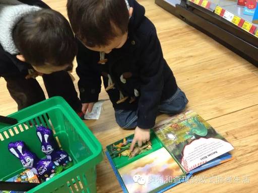 英国实拍：4岁双胞胎怎样花掉10英镑压岁钱？何止是财商教育...
