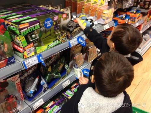 英国实拍：4岁双胞胎怎样花掉10英镑压岁钱？何止是财商教育...