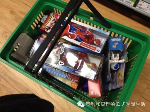 英国实拍：4岁双胞胎怎样花掉10英镑压岁钱？何止是财商教育...