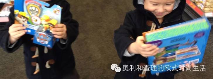 英国实拍：4岁双胞胎怎样花掉10英镑压岁钱？何止是财商教育...