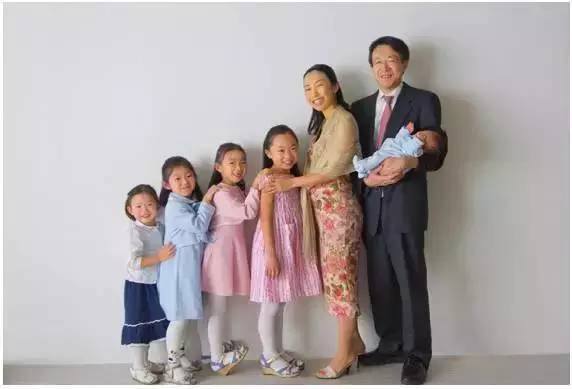 生了5个娃上班，考上哈佛，还出了一本书，这位妈妈刷爆了朋友圈