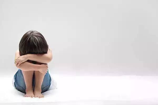 7岁男孩故意让1岁的妹妹走丢，真相让爸妈心力交瘁