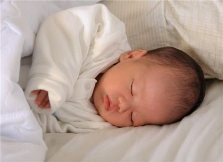 春天新生儿穿什么衣服 新生儿“春捂”原则3