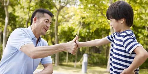 别再围观别人离婚了，你身后的孩子才是出了大事情