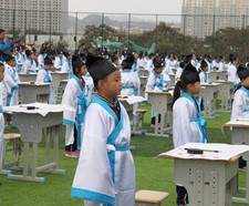 开笔礼现场，学生均穿汉服