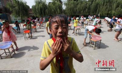 河南小学生集体体验“溺水” 上演另类安全教育课