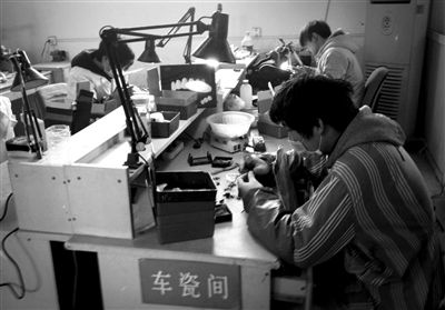 假牙上抹鞋油是其增亮 谁还敢带假牙