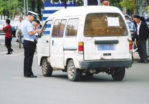 开车抽烟不扣分 开车打电话要扣分 细说交通新规