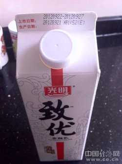 光明牛奶最新事件：致优牛奶加热变豆腐花状 微波炉里爆炸