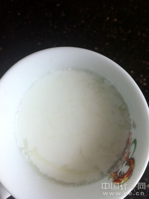 光明牛奶最新事件：致优牛奶加热变豆腐花状 微波炉里爆炸