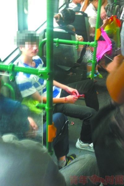 叶蓝秋不让座的升级版：杭州小伙未让座被扇耳光 孰是孰非？
